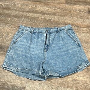 AMERICAN EAGLE OUTFITTERS Light wash Mom Short